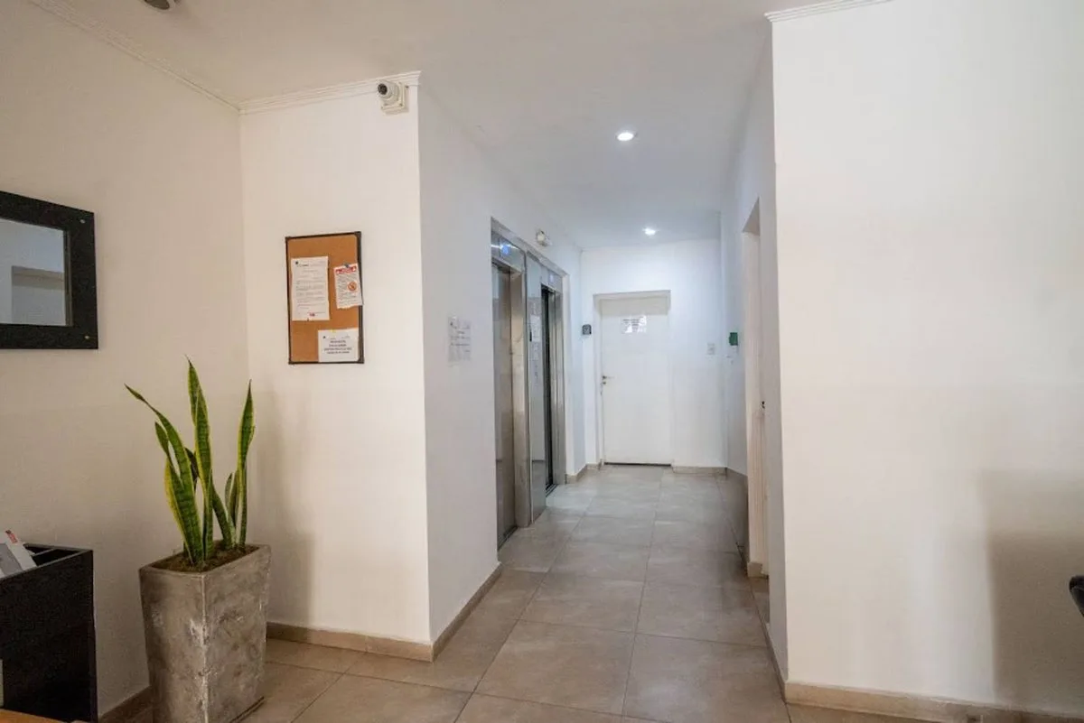 DPTO. LATINO EN VENTA 2 DORM Y COCHERA CERCA FIQ foto 3