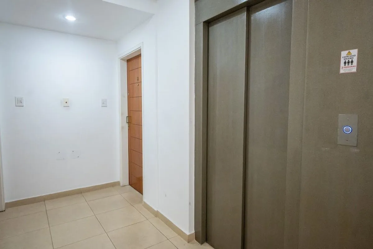 DPTO. LATINO EN VENTA 2 DORM Y COCHERA CERCA FIQ foto 5