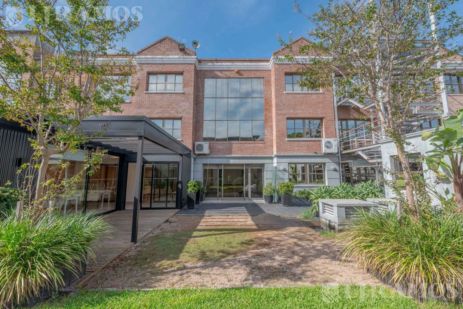 Alquiler de edificio de oficinas de en Lomas San Isidro foto 2