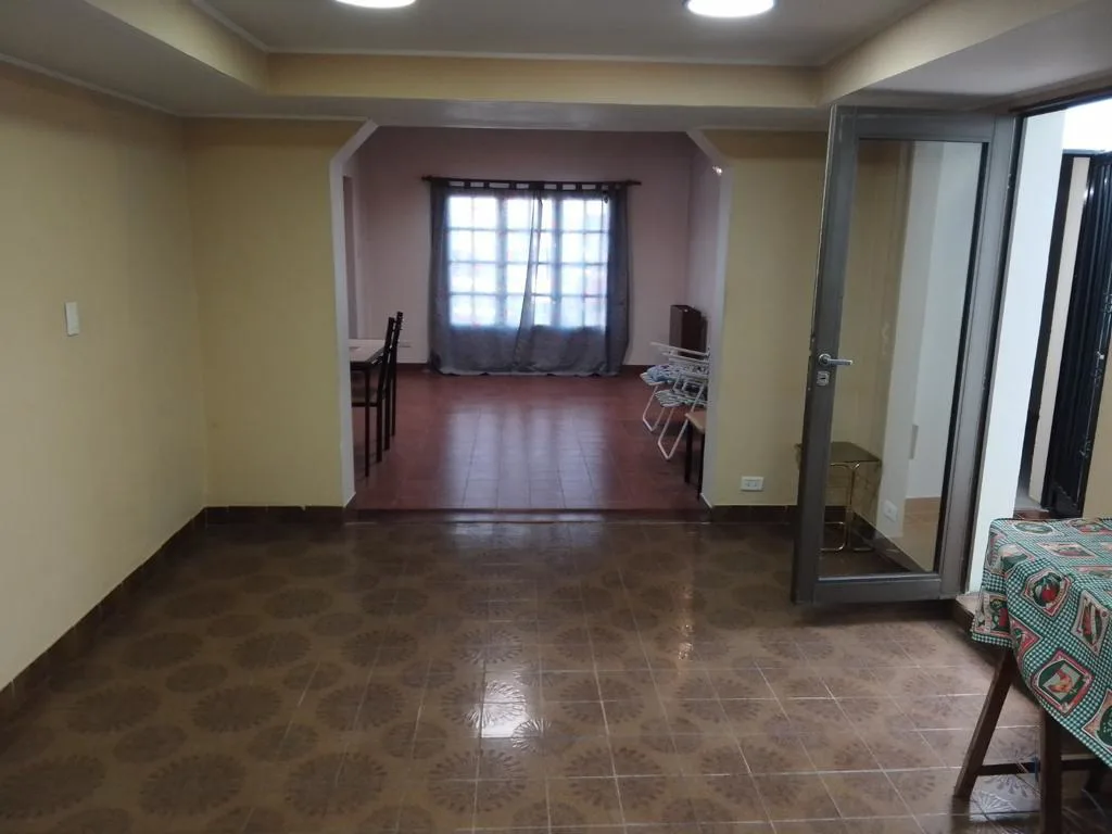 VENTA – CASA 4 DORMITORIOS – BARRIO CENTRO foto 2