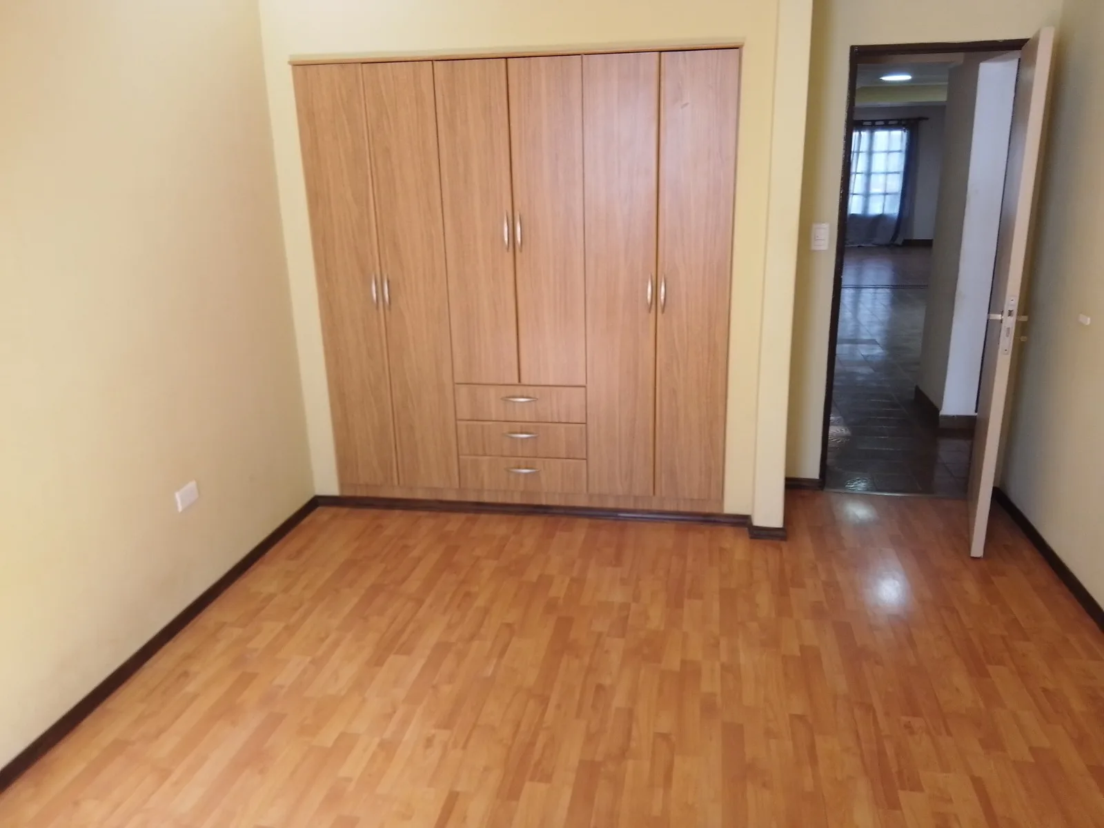 VENTA – CASA 4 DORMITORIOS – BARRIO CENTRO foto 4