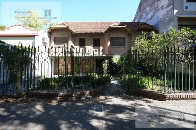 Casa en venta en Banfield Oeste, Lomas de Zamora - 5 ambientes con cochera