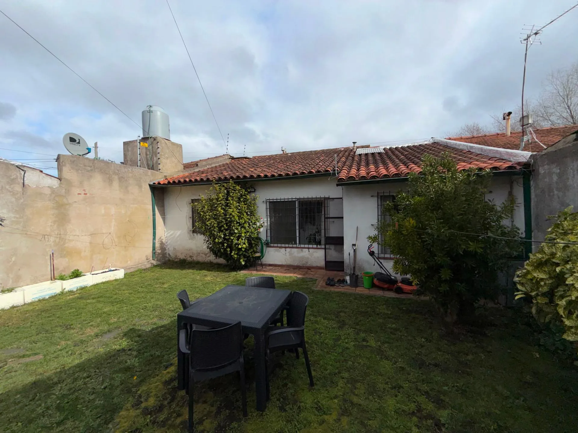 CASA 3 AMBIENTES CON JARDIN Y GARAGE EN AV VERTIZ foto 2