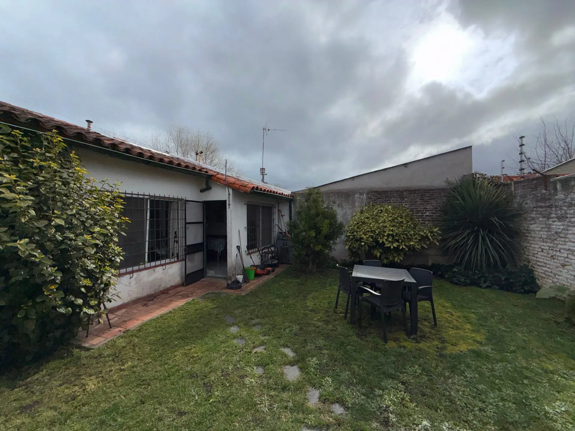 CASA 3 AMBIENTES CON JARDIN Y GARAGE EN AV VERTIZ foto 3