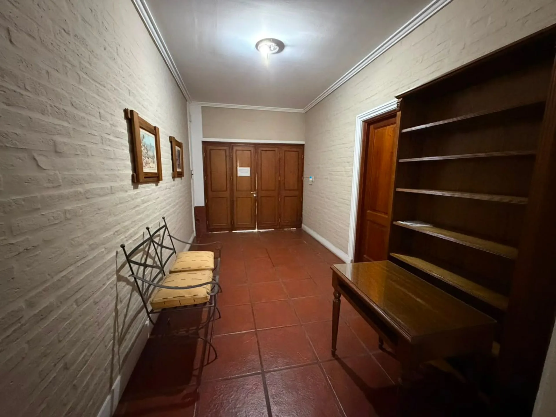 SE VENDE CASA IMPECABLE EN PLENO BARRIO SUR foto 2