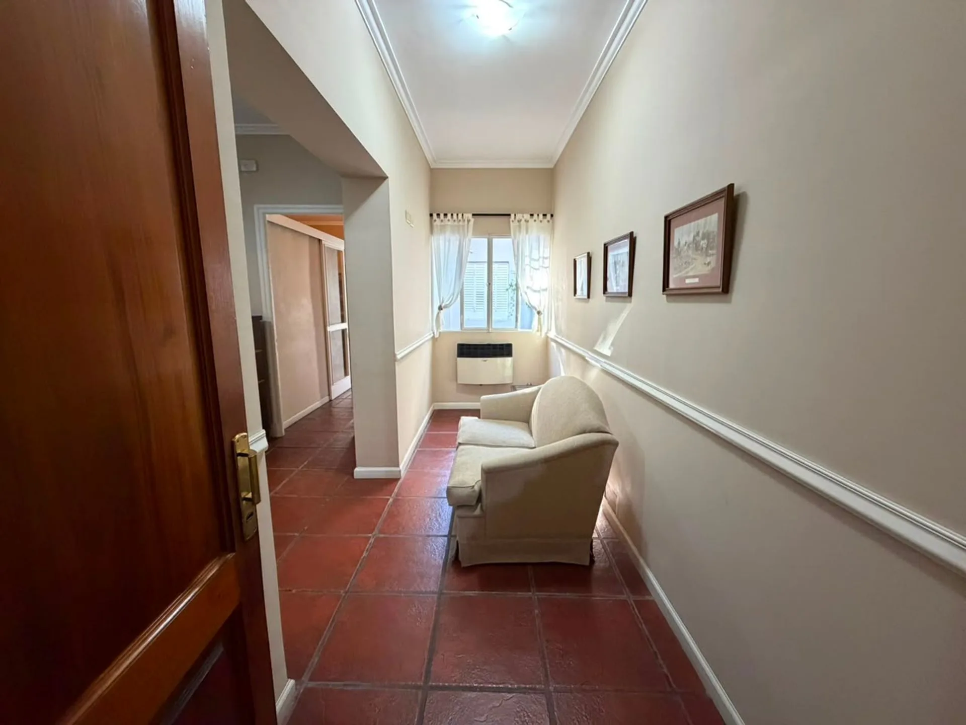SE VENDE CASA IMPECABLE EN PLENO BARRIO SUR foto 4