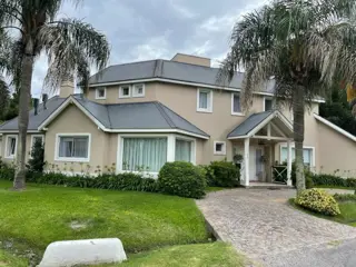 Chalet en venta de cinco ambientes en Country Banco Provincia foto 1