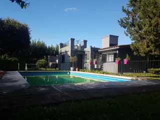 inmaculada propiedad a pocas cuadras de Av. Peron foto 1