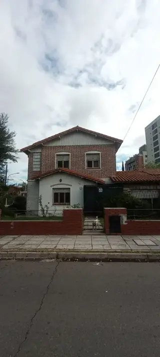 Propiedad en Esquina con Gran Parque y Potencial de Remodelación en Planta Baja foto 2
