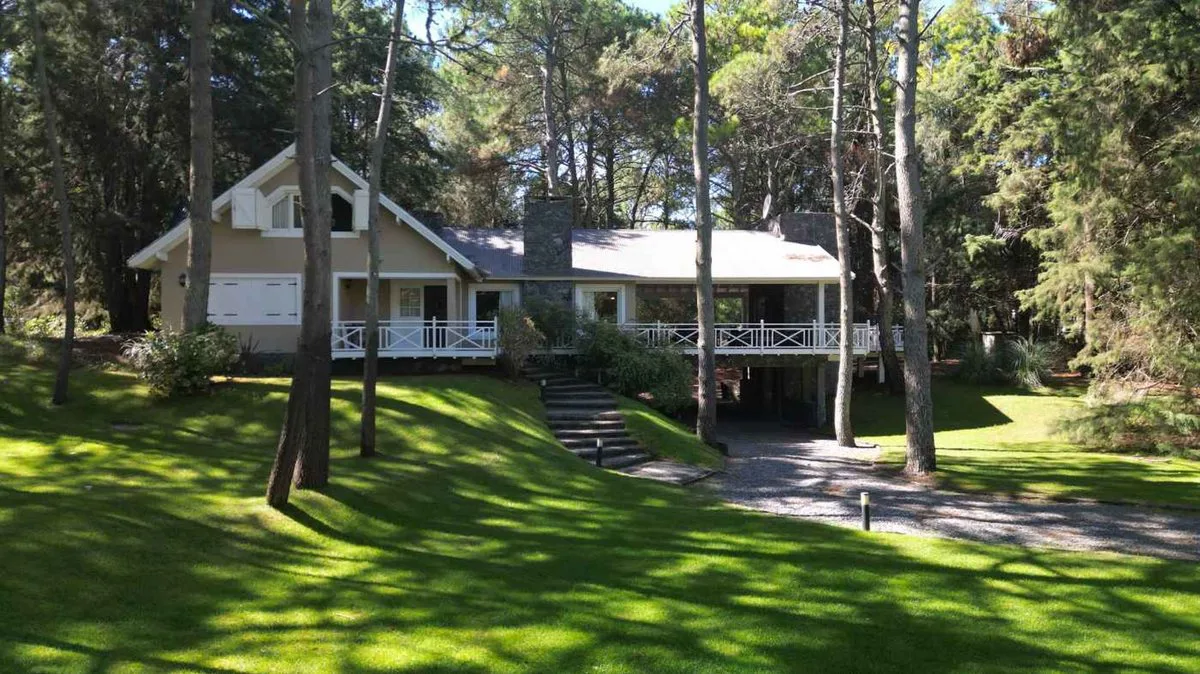 CASA VENTA 6 AMBIENTES CARILO