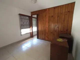 EXCELENTE PH INTERNO EN PLANTA BAJA CON 2 HABITACIONES, COCINA COMEDOR Y BAÑO CON DUCHA. OPCIONAL ESPACIO GUARDA COCHE DISPONIBLE. foto 2