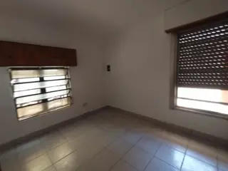 EXCELENTE PH INTERNO EN PLANTA BAJA CON 2 HABITACIONES, COCINA COMEDOR Y BAÑO CON DUCHA. OPCIONAL ESPACIO GUARDA COCHE DISPONIBLE. foto 3
