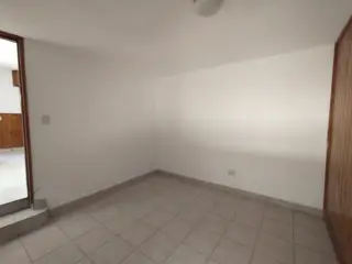 EXCELENTE PH INTERNO EN PLANTA BAJA CON 2 HABITACIONES, COCINA COMEDOR Y BAÑO CON DUCHA. OPCIONAL ESPACIO GUARDA COCHE DISPONIBLE. foto 4