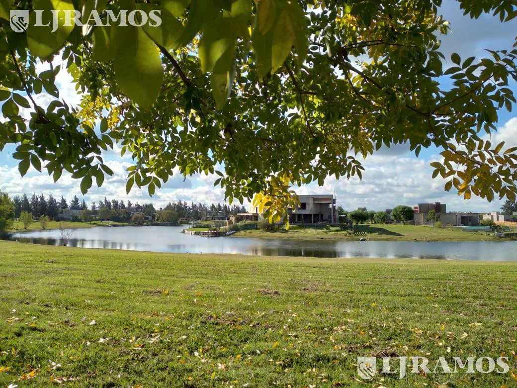 Terreno en Venta a la Laguna Central  89.000 PG foto 2