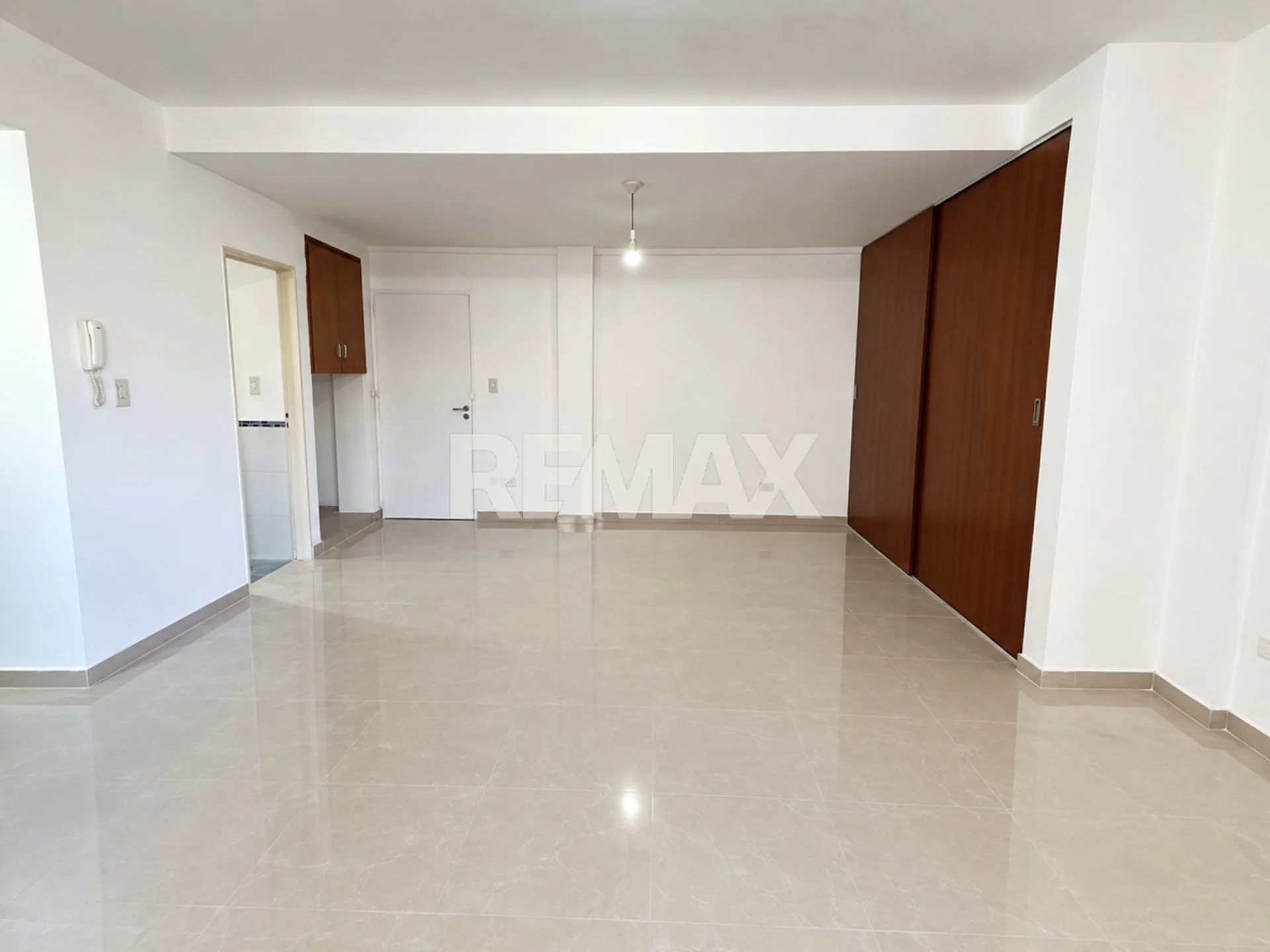 ALQUILER DEPARTAMENTO PLANTA BAJA - CIPOLLETTI foto 3
