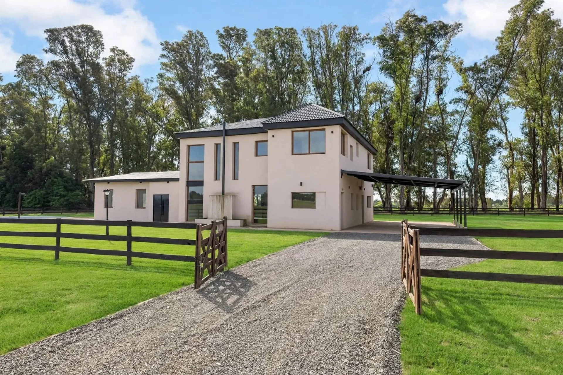 Casa en Venta 7 Ambientes - Pileta y Parque 6000m2 foto 2