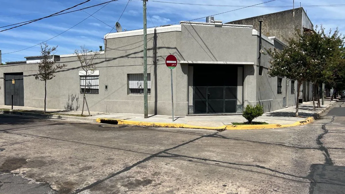 VENTA CASA Y 2 DEPTOS CON PILETA APTO CREDITO foto 2