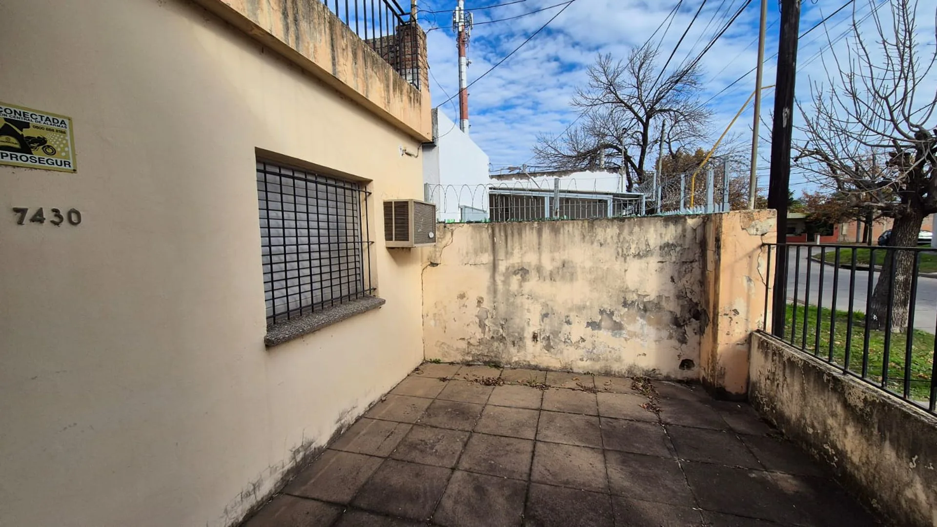 VENTA CASA 2 DORM COCHERA PATIO EN GUADALUPE OESTE foto 3