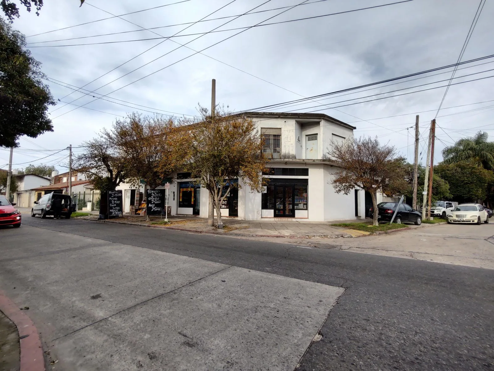 Venta!! Local en esquina con vivienda y terreno en Morón. Acepta menor valor foto 2