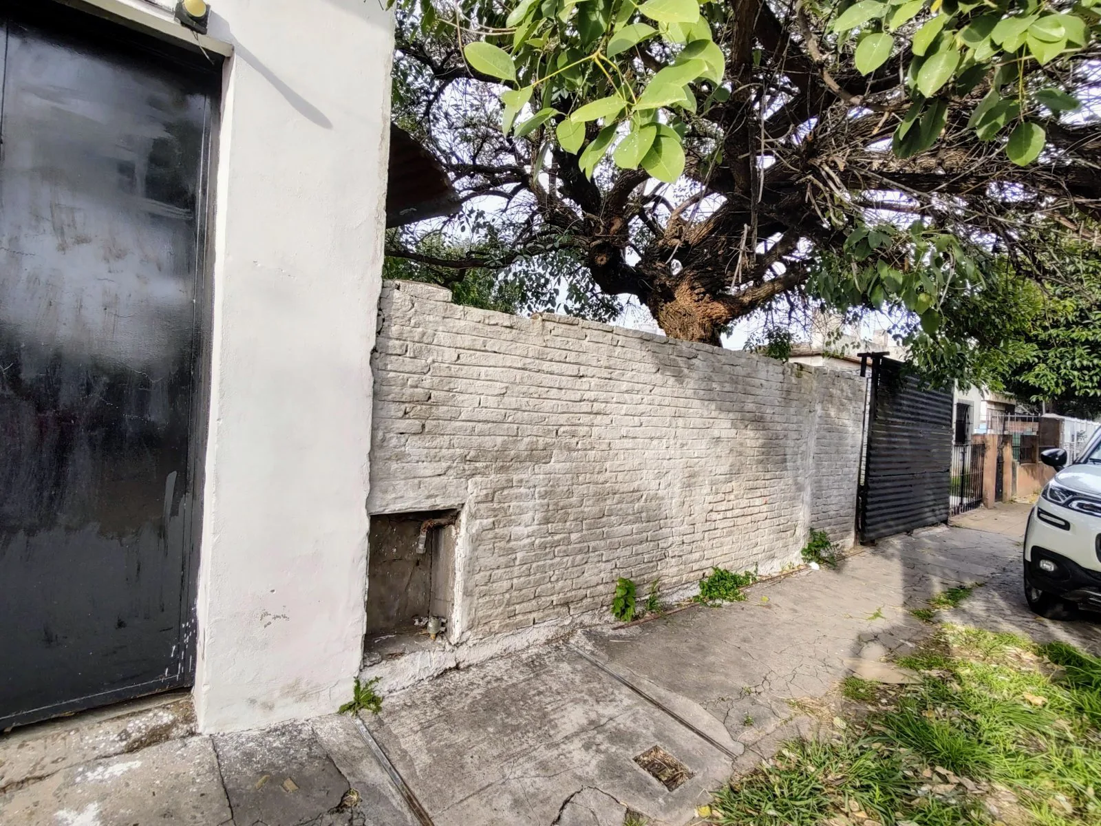 Venta!! Local en esquina con vivienda y terreno en Morón. Acepta menor valor foto 4