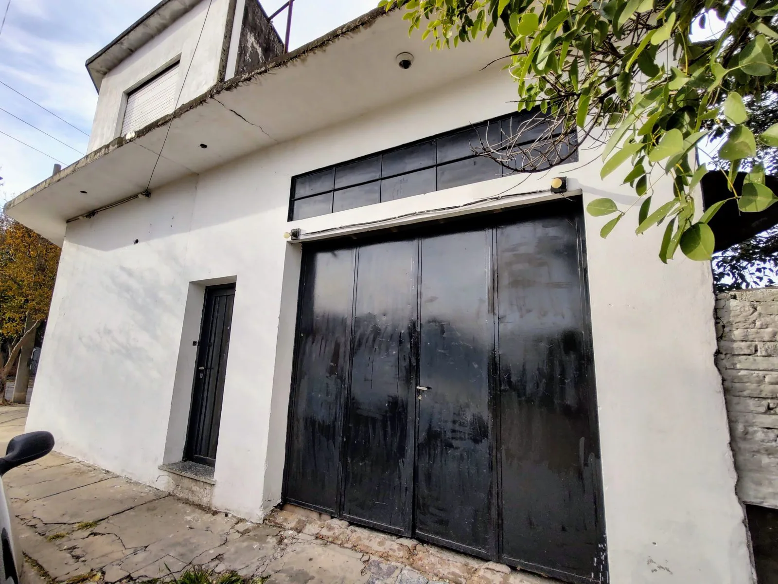 Venta!! Local en esquina con vivienda y terreno en Morón. Acepta menor valor foto 5