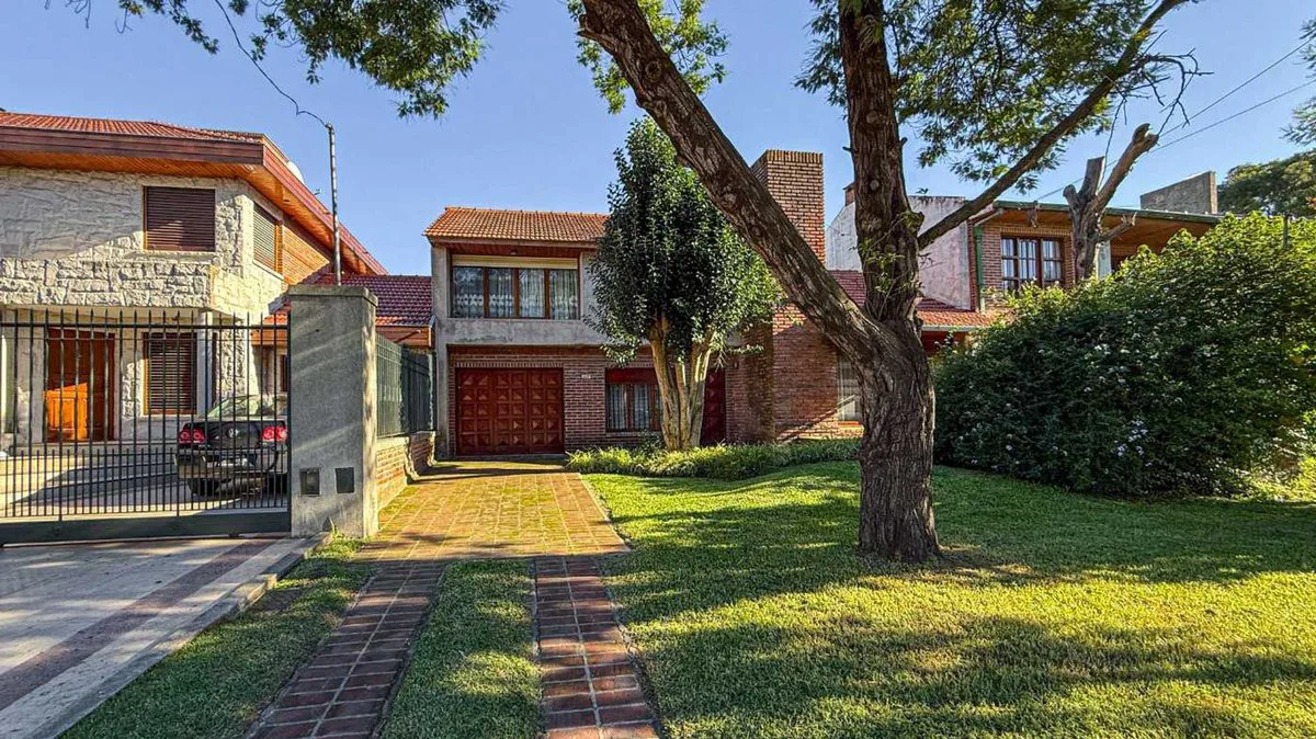 CASA 3 AMBIENTES CON PARQUE EN VENTA LOS PINARES
