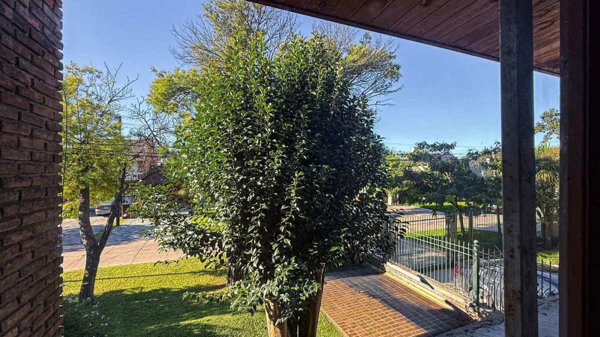 CASA 3 AMBIENTES CON PARQUE EN VENTA LOS PINARES foto 2