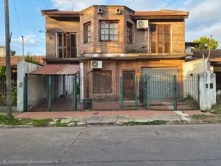 Casa en venta de 4 ambientes en Adrogue con parque foto 1