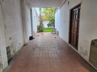 Casa en venta de 4 ambientes en Adrogue con parque foto 2