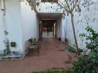 Casa en venta de 4 ambientes en Adrogue con parque foto 3