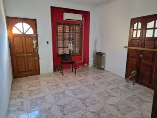 Casa en venta de 4 ambientes en Adrogue con parque foto 4