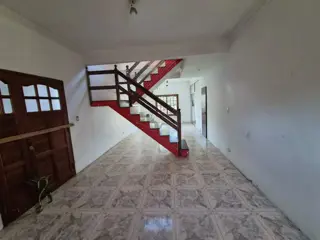 Casa en venta de 4 ambientes en Adrogue con parque foto 5