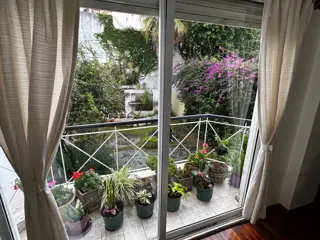 Hermoso PH en Triplex con Terraza Privada y Entorno Verde foto 3