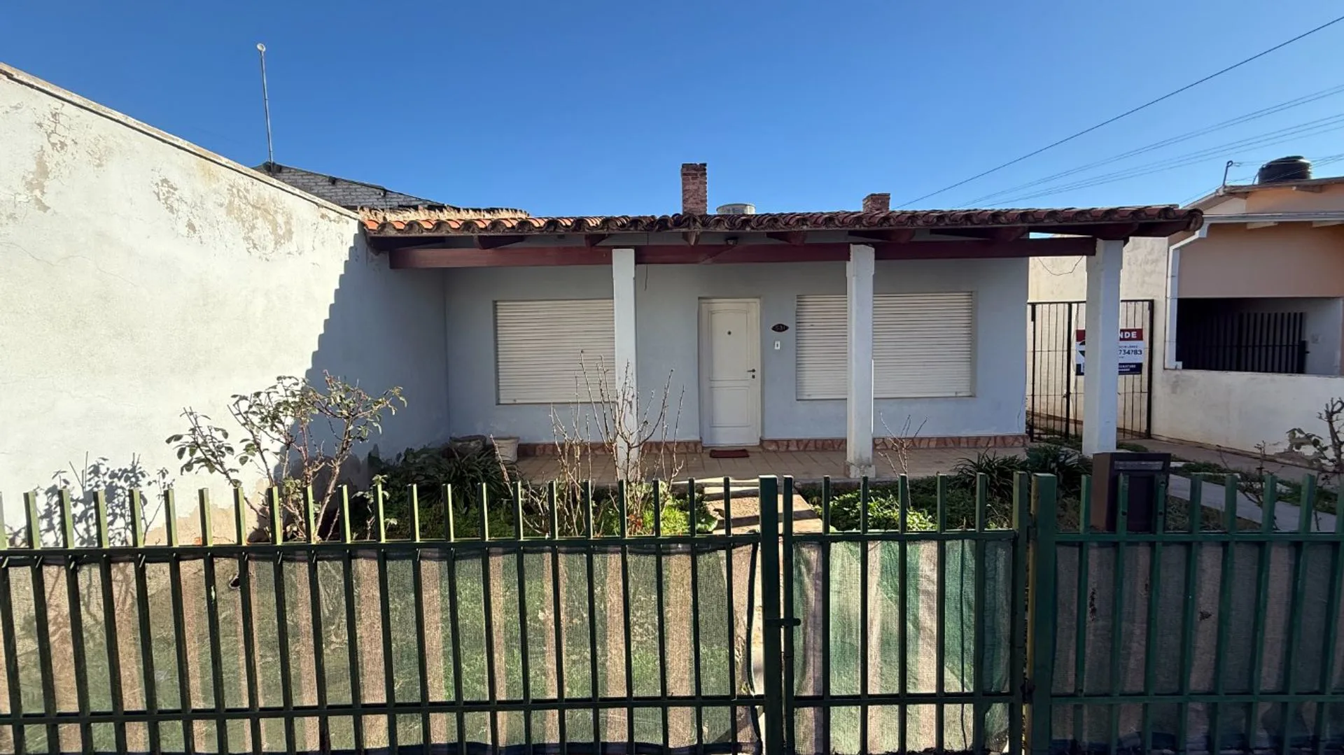 CASA EN VENTA DE 2 DORMITORIOS - CINCO SALTOS