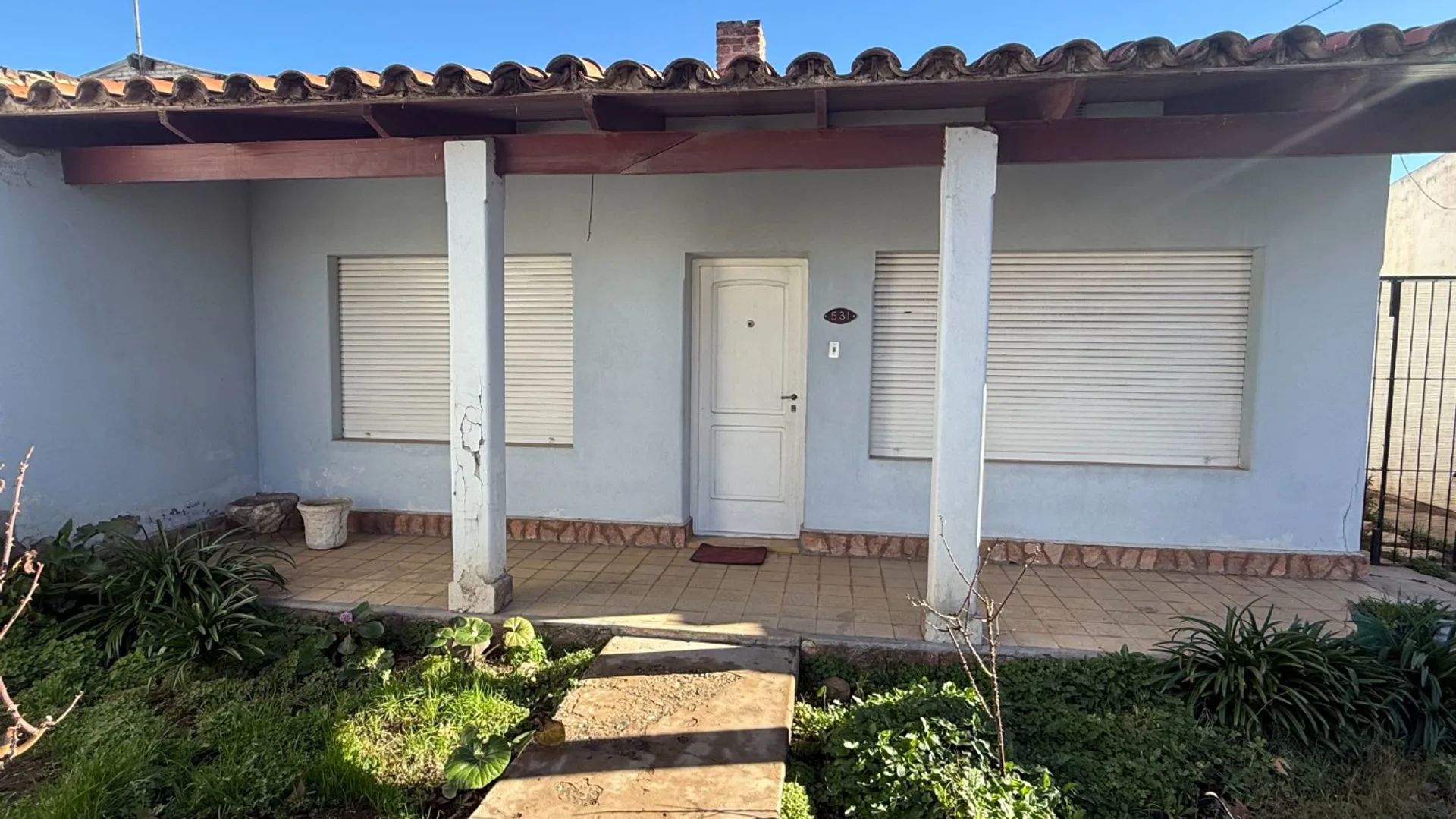 CASA EN VENTA DE 2 DORMITORIOS - CINCO SALTOS foto 2