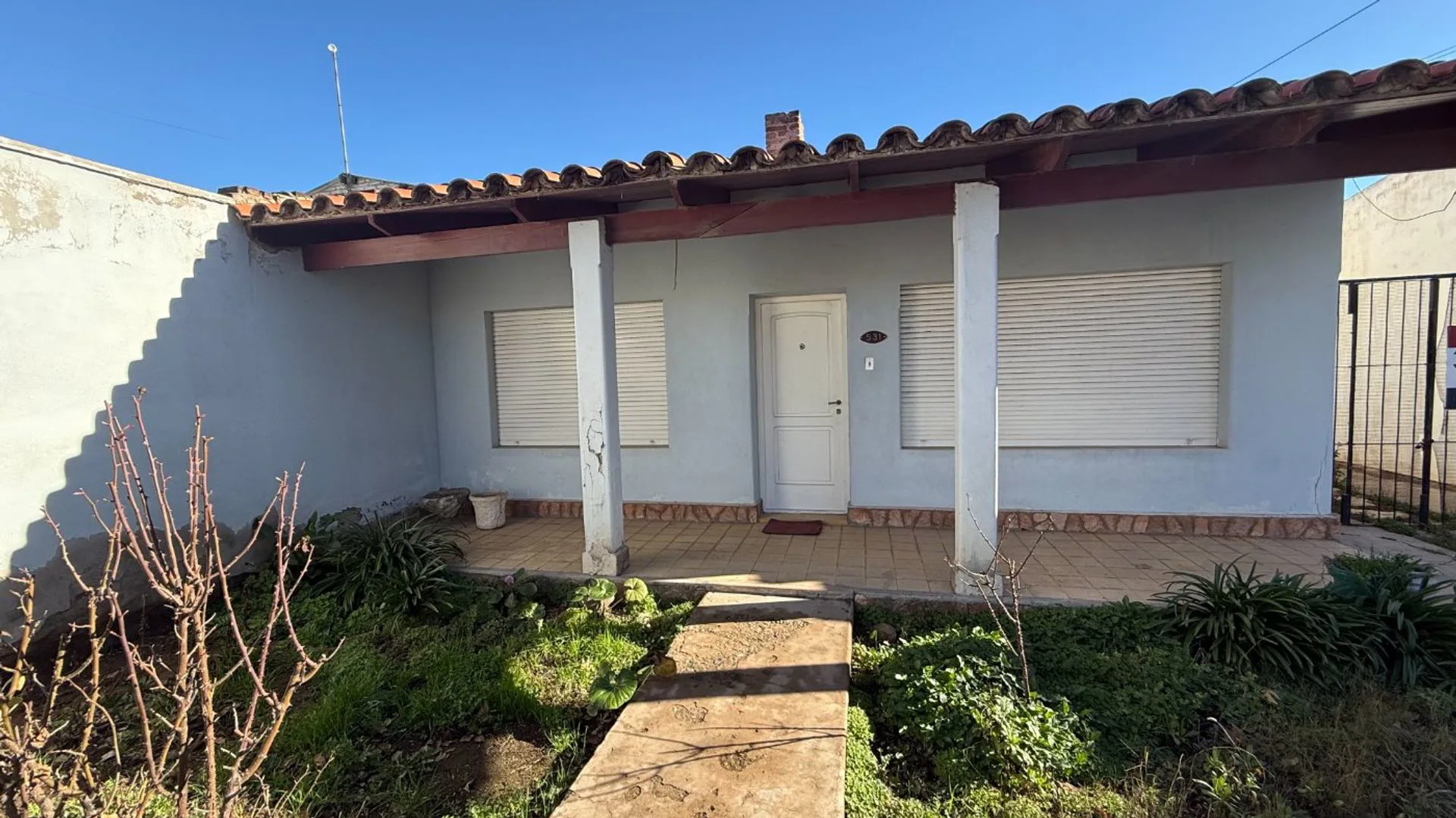 CASA EN VENTA DE 2 DORMITORIOS - CINCO SALTOS foto 3