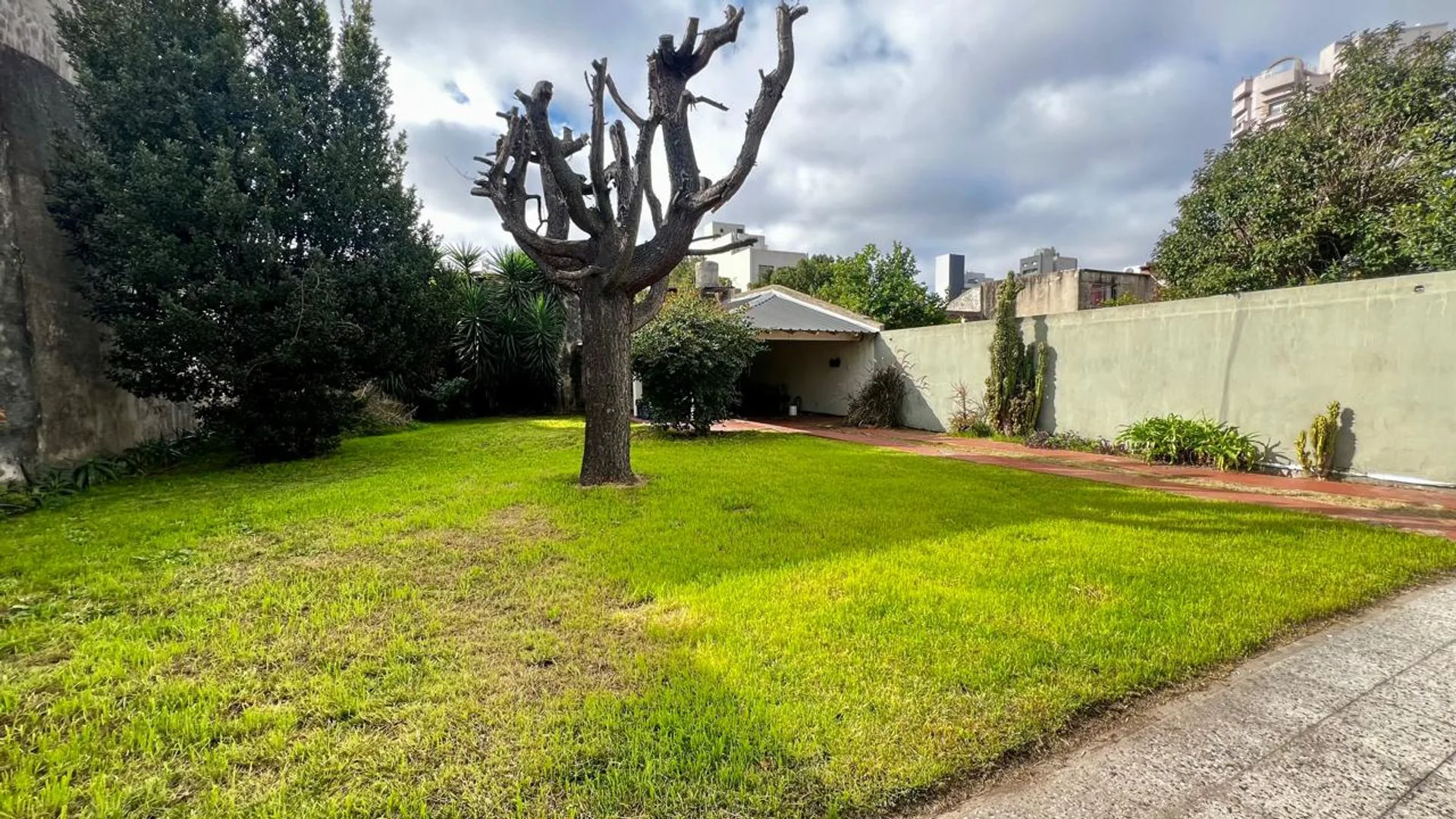 CHALET 5 AMB. EN VENTA-EXCELENTE UBICACION-LANUS O foto 2