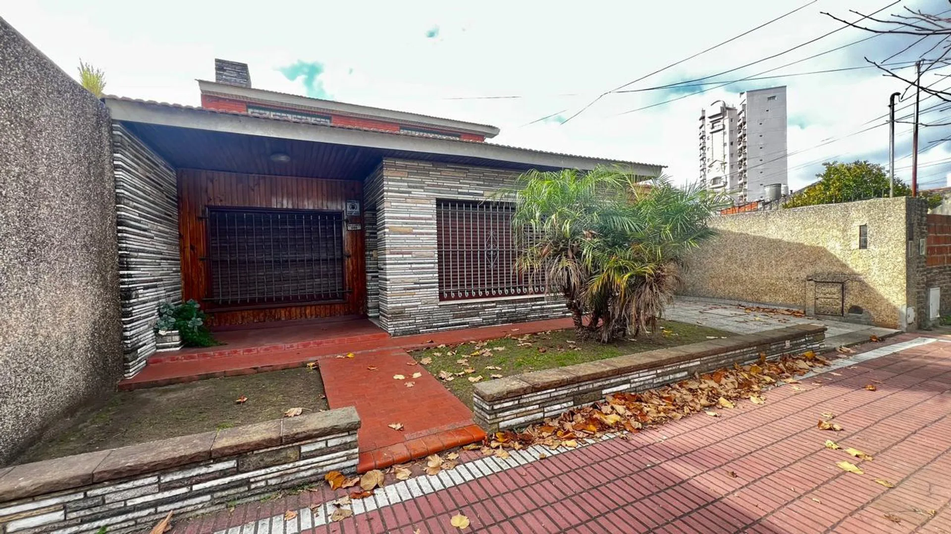 CHALET 5 AMB. EN VENTA-EXCELENTE UBICACION-LANUS O foto 4