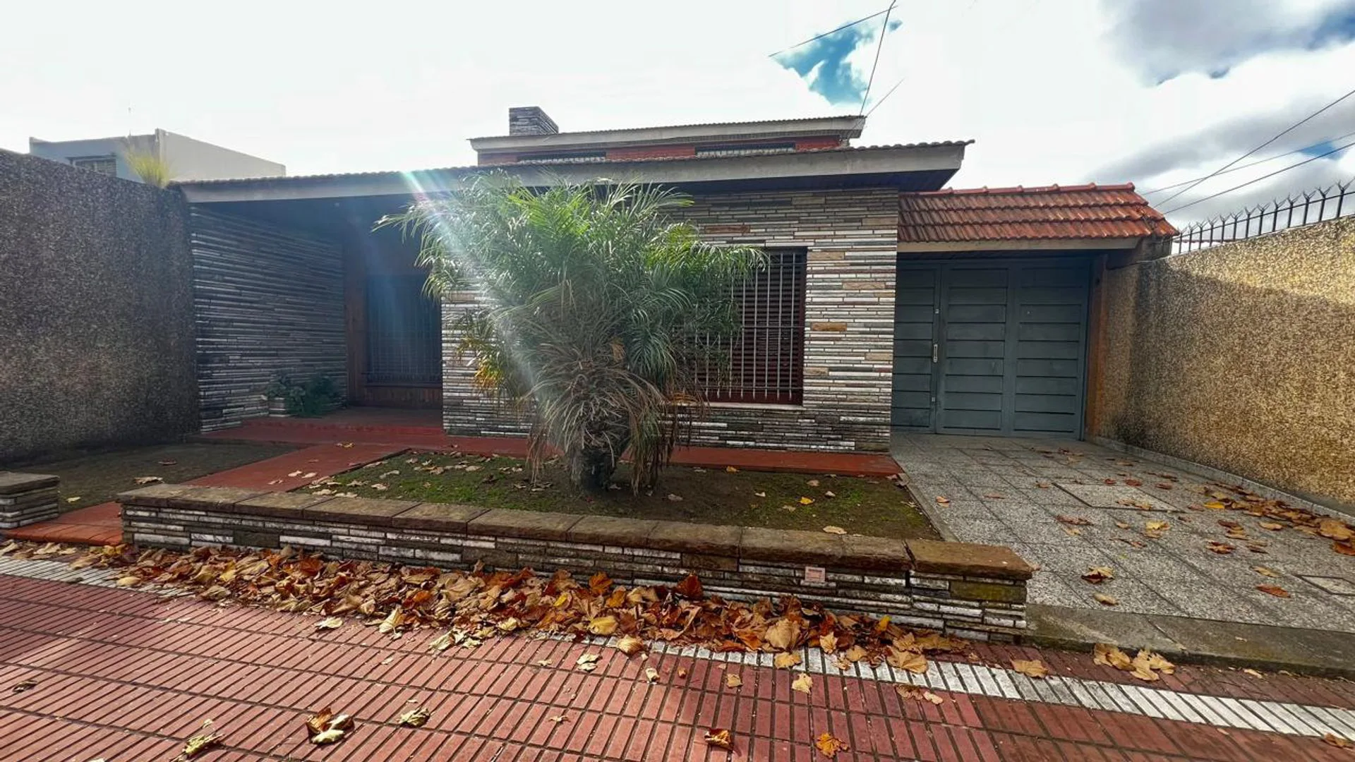 CHALET 5 AMB. EN VENTA-EXCELENTE UBICACION-LANUS O foto 5
