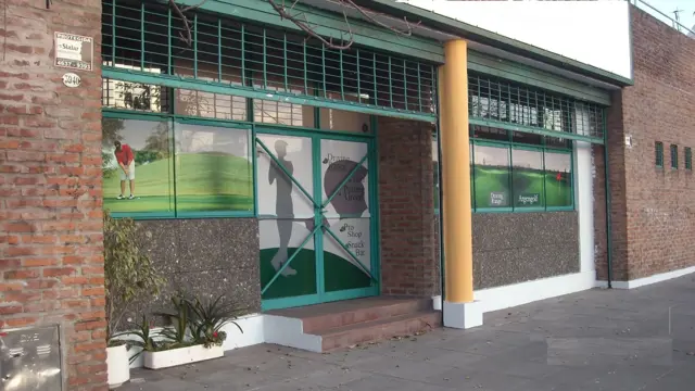 Local Comercial desarrollado en Lote de 1227 m2, en Av. Chiclana 3900 - Ideal uso GASTRONOMICO- DEPORTIVO - Golf
