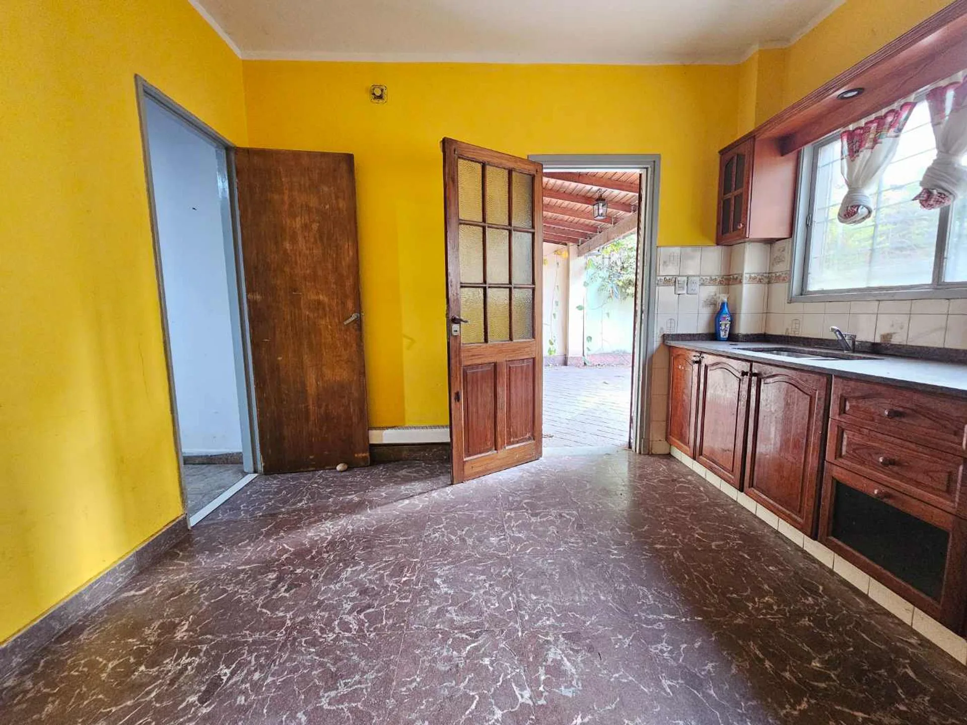 VENTA CASA 4 AMBIENTES V SARMIENTO COCHERA PATIO foto 3