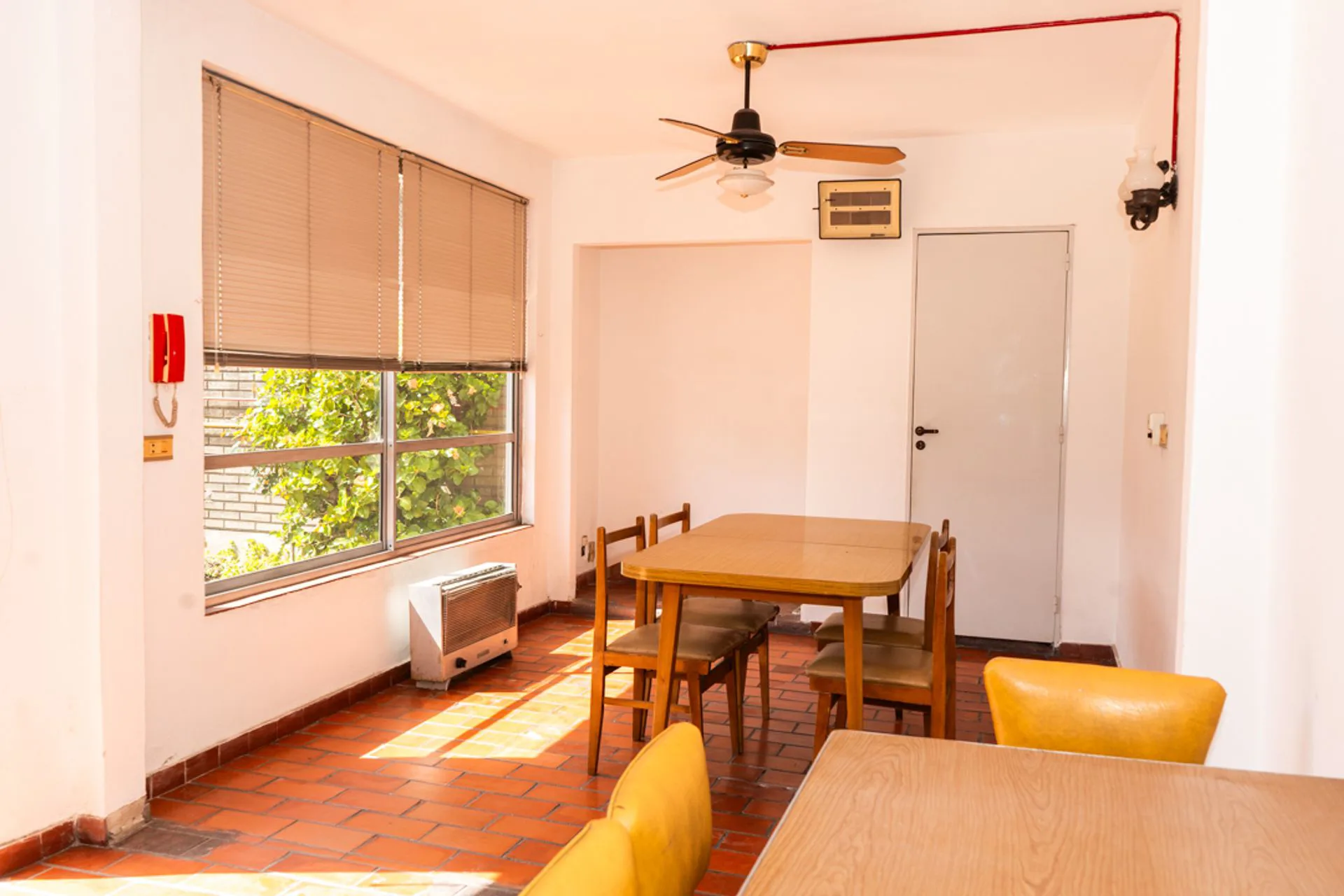 CASA DE 2 DORMITORIOS EN VENTA TOLOSA CON QUINCHO foto 2