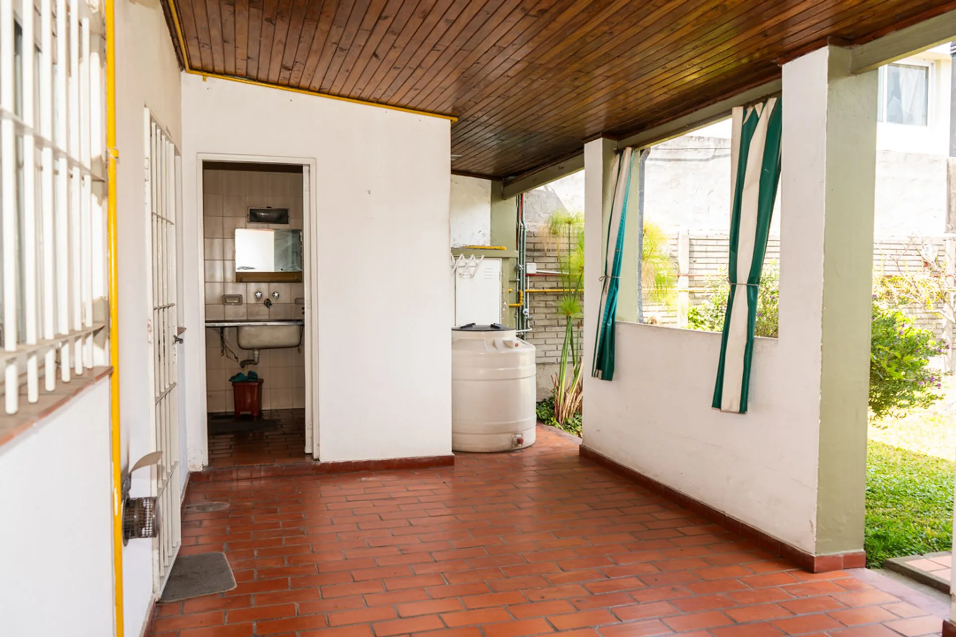 CASA DE 2 DORMITORIOS EN VENTA TOLOSA CON QUINCHO foto 3