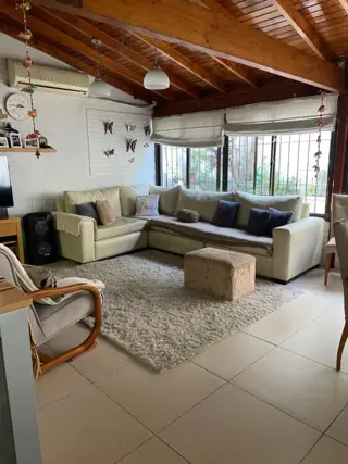 CASA DE 5 AMBIENTES EN BARRIO NAON , LOTE PROPIO, APROX 250 M2 foto 1