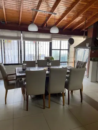 CASA DE 5 AMBIENTES EN BARRIO NAON , LOTE PROPIO, APROX 250 M2 foto 2