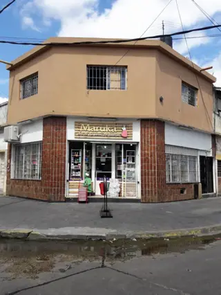 Excelente local comercial + piso de 3 ambientes foto 3