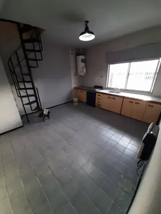 Excelente local comercial + piso de 3 ambientes foto 5