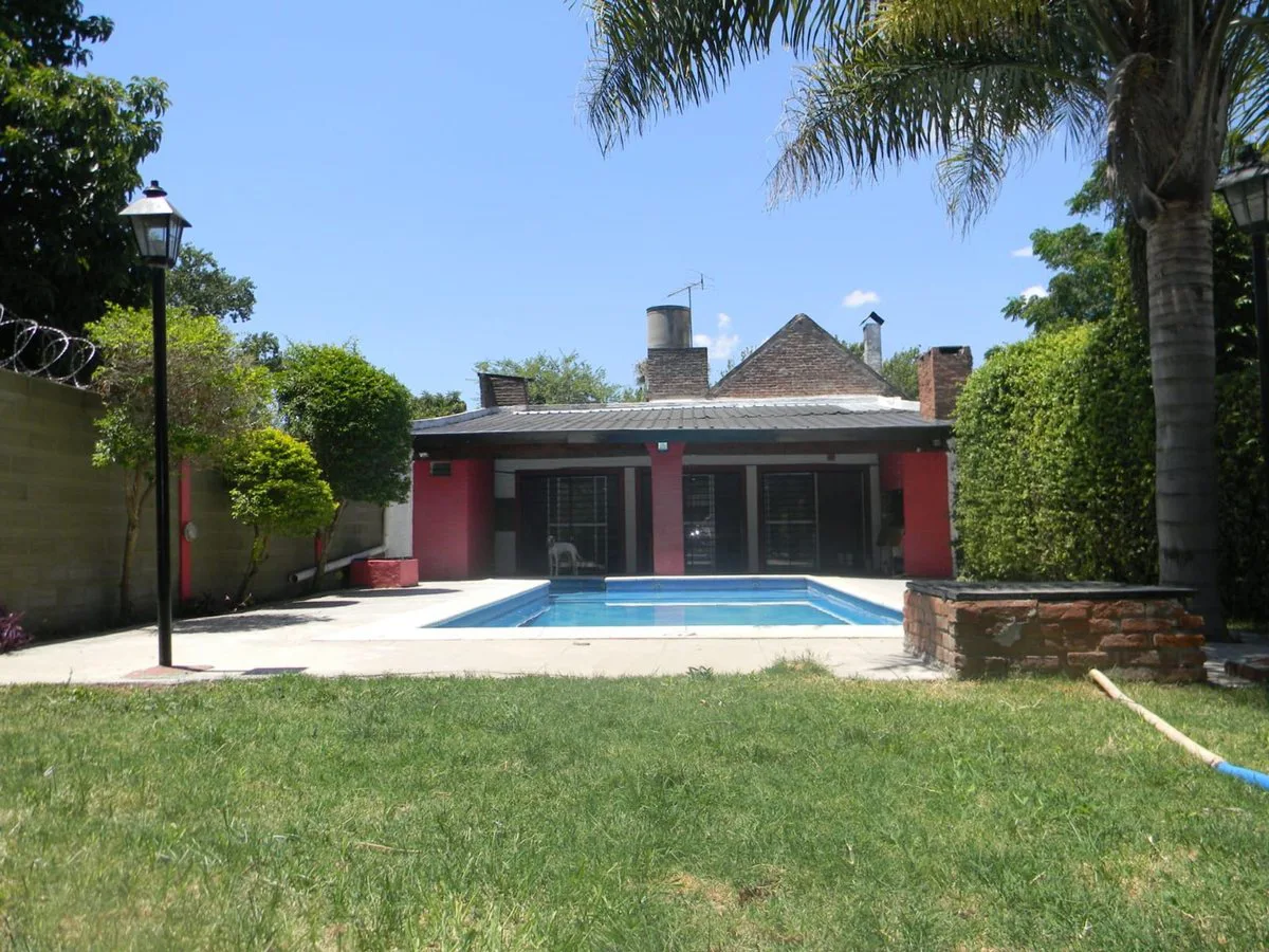 Casa con pileta y quincho en Los Polvorines foto 2