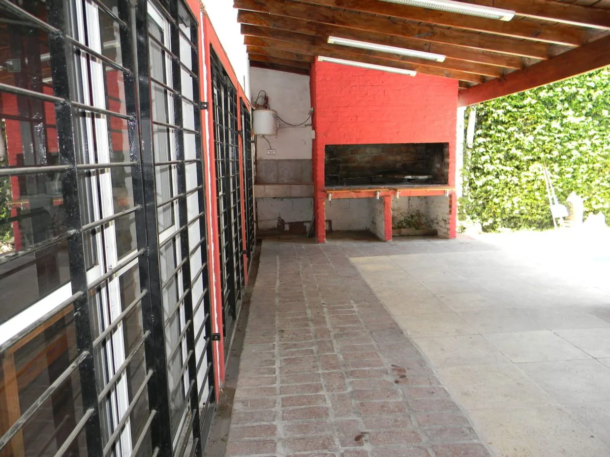 Casa con pileta y quincho en Los Polvorines foto 3