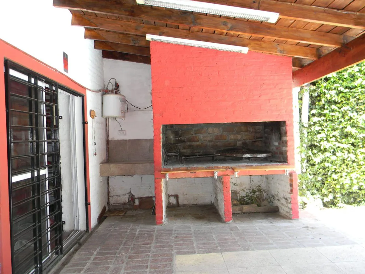 Casa con pileta y quincho en Los Polvorines foto 4